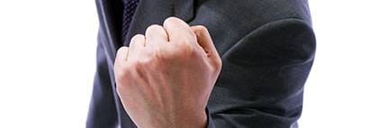 ガッツポーズの男性